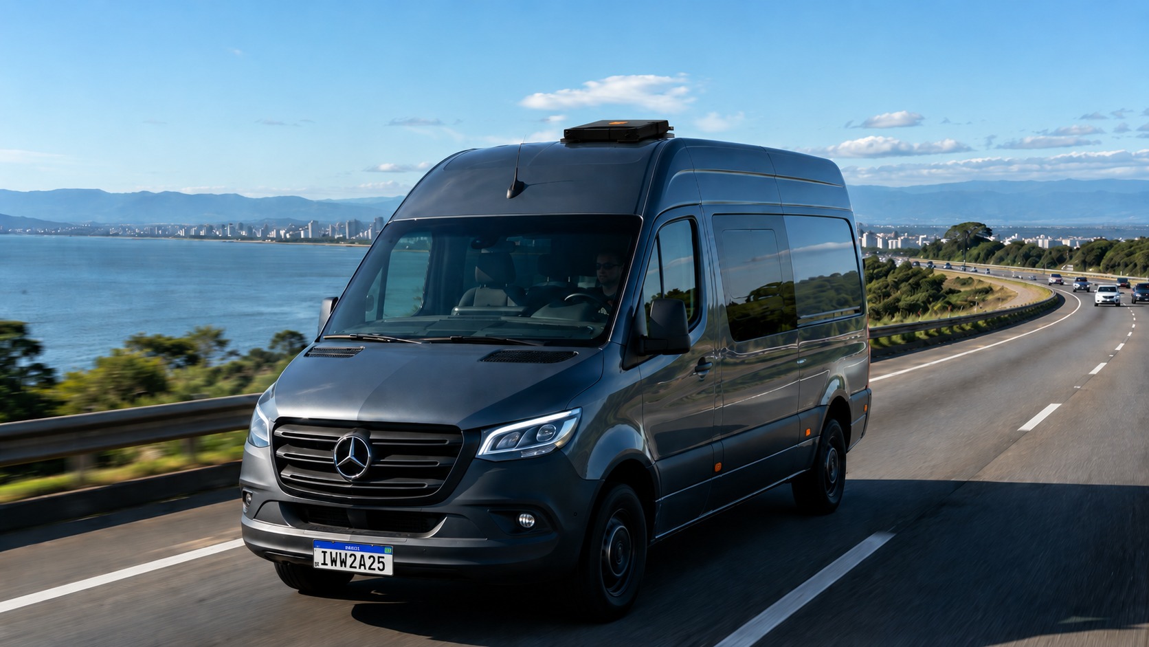 Mercedes Sprinter com antena Starlink na rodovia litorânea